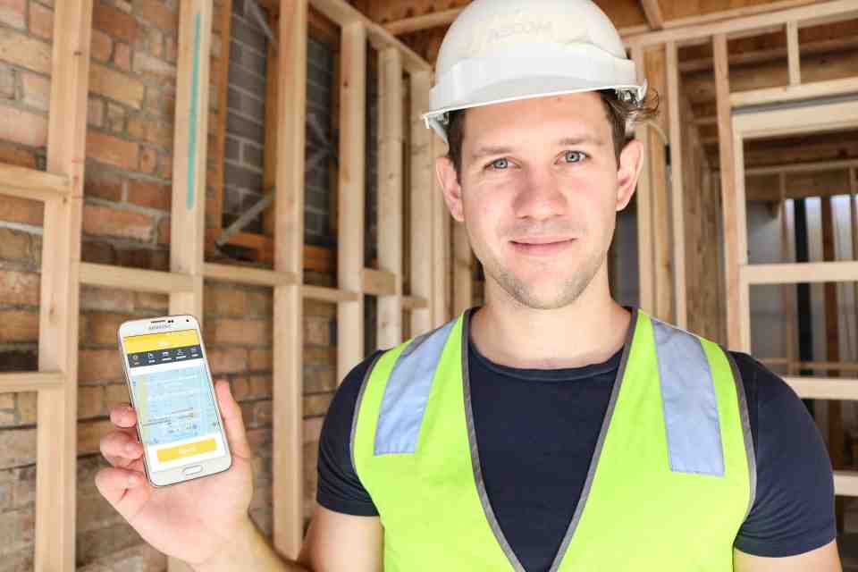 Worker Using SignOnSite with App Showing